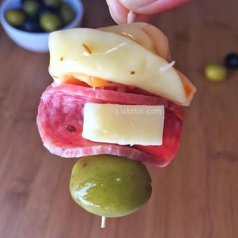 Easy Mini Italian Appetizer Skewers Tortellini Appetizer, Appetizer Skewers, Italian Tortellini, Tortellini Skewers, Cold Finger Foods, Italian Appetizer, Skewer Appetizers, Make Ahead Appetizers, Appetizers For A Crowd