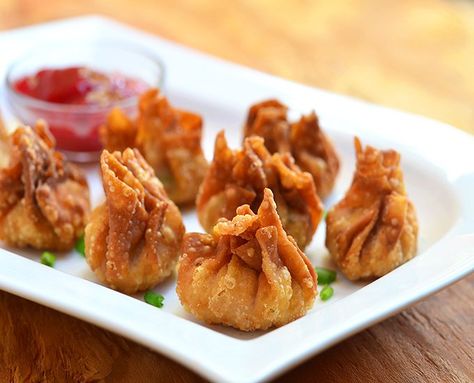 Longganisa Wontons via @lalainespins Wonton Appetizer Recipes, Filipino Appetizers, Asian Food Appetizers, Wonton Appetizers, Kawaling Pinoy, Won Ton, Fried Wontons, Filipino Foods, Barbecue Sauce Recipes