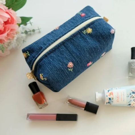 DIY Old Jeans Recycle Tote Bag | Instagram Denim Tote Bag Diy Old Jeans, Old Jeans Recycle, Diy Old Jeans, Jeans Recycle, Recycle Tote Bag, Recycled Jeans Bag, Diy Makeup Bag, Diy Denim, Make Up Bags