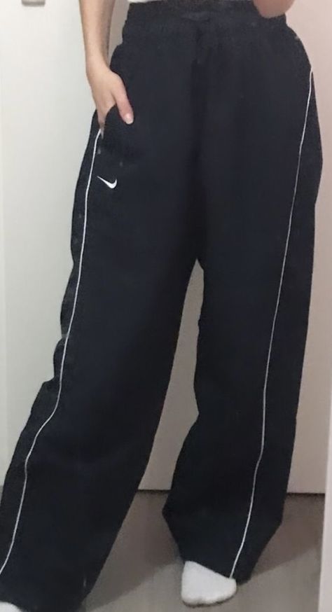 Nike Baggy Track Pants Outfit, Sporty Long Pants For Streetwear, Nike Set Outfits Women, Sporty Black Streetwear Pants, Baggy Black Sweatpants Sportswear, Black Baggy Sweatpants Sportswear, Baggie Outfit, Nike Sweatpants Outfit, School Pants