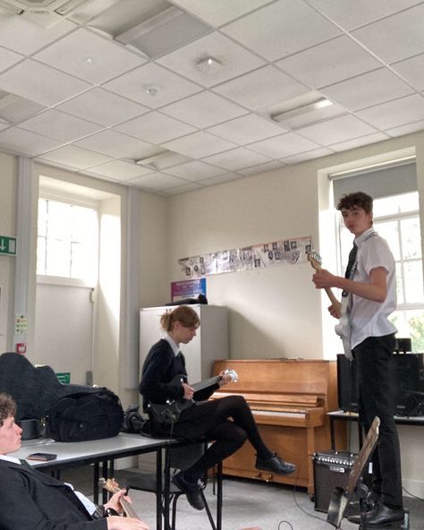 school band practise Band School Aesthetic, Band Practice Room Aesthetic, School Band Aesthetic, Music Class Aesthetic, Band Aesthetic High School, Music School Aesthetic, Highschool Life, Band Practice, Music Club