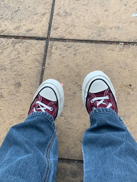 Maroon Converse Outfit High Tops, Burgundy High Top Converse, Burgundy Converse Outfit Aesthetic, Maroon Converse Aesthetic, Burgundy Converse Outfit, Dark Red Converse Outfit, Maroon Converse Outfit, Converse High Tops Outfit, Chuck 70 Outfit