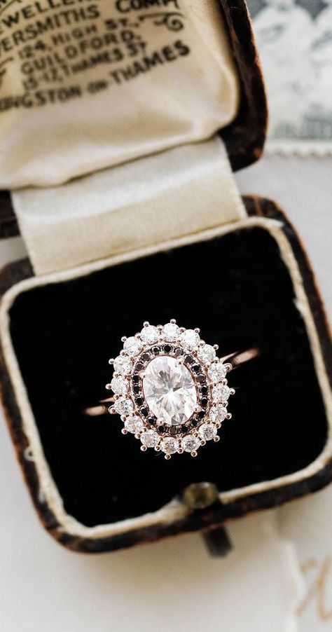 Luxury Victorian Wedding And Engagement Ring With Center Stone, Luxury Victorian Style Round Rings, Dramatic Engagement Rings, Luxury Victorian Engagement Diamond Ring, Ornate Diamond Wedding Ring, Victorian Style Diamond Ring With Accents, Unique Halo Engagement Rings, Art Deco Engagement Ring Vintage, Ornate Engagement Rings