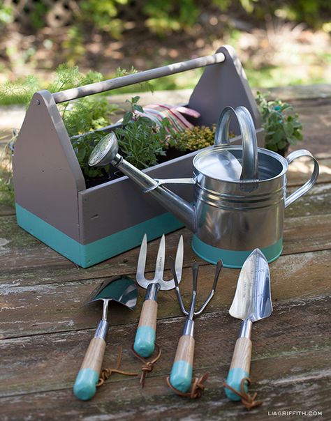 DIY - Dipped Paint Garden Tools - Full Step-by-Step Tutorial Garden Tool Box, Garden Tools Diy, Tips For Growing Tomatoes, Lobby Ideas, Tool Tote, Garden Power Tools, Paper Plants, Garden Tool Storage, Garden Tool Set