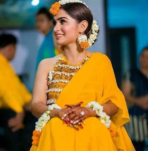 Yellow Saree Haldi Look, Blouse Design For Haldi Ceremony, Aiburobhaat Look, Haldi Saree Indian Bridal Yellow, Yellow Saree Look For Haldi, Sarees For Haldi Ceremony, Saree For Haldi Bride, Pithi Outfit Brides Yellow, Haldi Wear For Bride