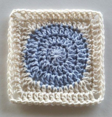 Circle Center Granny Square, Granny Square With Circle Center, Circle Crochet Pattern, Circle Crochet, Squaring The Circle, Crochet Pattern Tutorial, Crochet Motif Patterns, Crochet Blocks, Crochet Circles