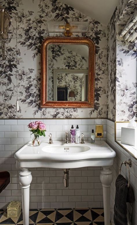 English Bathroom, Wallpaper Interiors, Romantic Interior, Cotswolds Cottage, Styl Shabby Chic, Small Bathroom Renovations, Look Wallpaper, English Interior, Small Bathroom Renovation