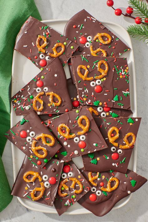 Fun Christmas Baking Ideas, Fun Holiday Recipes, Reindeer Bark, Christmas Bark Recipes, Edible Holiday Gifts, Christmas Pretzels, Christmas Bark, Candy Eyes, Chocolate Bark Recipe