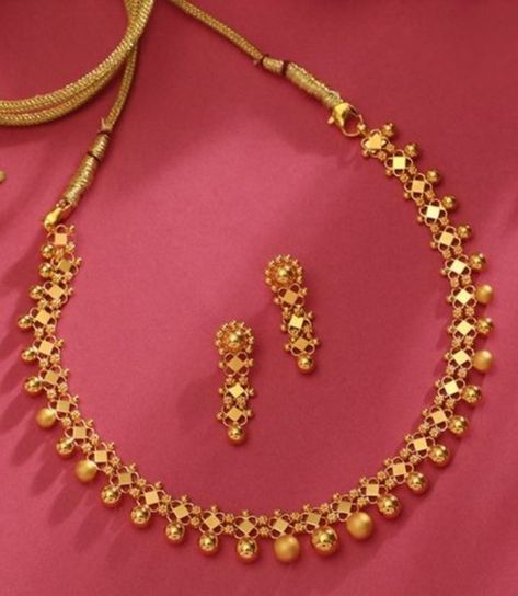 Light Weight Haram Designs Gold, Light Weight Gold Necklace, Short Gold Necklace, Indian Gold Necklace Designs, Pearl Earrings Designs, Haram Designs, Bridal Jewelry Sets Brides, Temple Jewelry Necklace, Indian Wedding Jewelry Sets