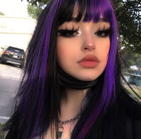 Purple Hairstyles Aesthetic, Anime Hair Colors Ideas, Anime Hair Color Ideas Real Life, Grunge Hair Dye Ideas Purple, Split Purple Hair, Hair With Streaks Of Color, Raven Purple Hair, Outfits For Purple Hair, Pfps For Brunettes