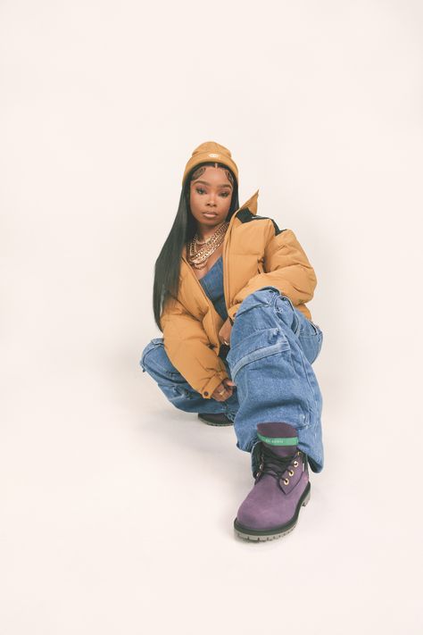 Hip Hop Female Outfit, Hip Hop Picture Poses, Hip Hop Poses Photography, Hip Pop Outfit Ideas, Hip Hop Photoshoot Ideas, Graffiti Photoshoot Ideas Street Styles, Lola Brooke Rapper, Dance Photoshoot Poses Hip Hop, Rapper Pose