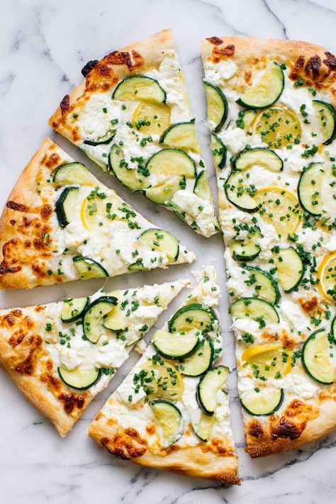 Zucchini Pizza with fresh zucchini, garlic, lemon, goat cheese, mozzarella and chives Zucchini Pizza Recipes, Pizza Vegana, Zucchini Pizza, Plats Healthy, Zucchini Pizzas, Perfect Pizza, God Mat, Idee Pasto Sano, Pizza Recipe