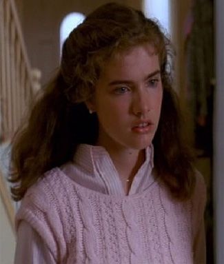 Heather Langenkamp as Nancy Thompson in "A Nightmare on Elm St." (1984) Heather Langenkamp, Nancy Thompson, Street Game, A Nightmare On Elm Street, Best Horror Movies, 80s Aesthetic, Horror Movie Art, Classic Horror Movies, Thriller Movies