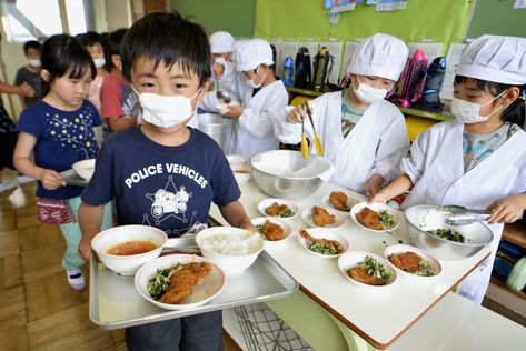 Japanese School Lunch, Japanese Elementary School, Cafeteria Food, Teaching Geography, Healthy School Lunches, School Cafeteria, School Rules, English Language Teaching, School Food