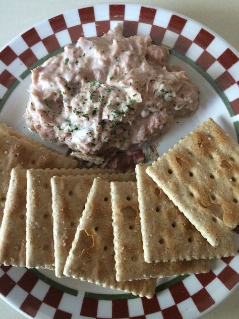 Are You Looking For A Healthy Lunch Option? Tuna and Crackers Consider this really simple idea. Ingredients 1 can tuna fish Approximately 2 Tbsp Greek yogurt 1/2 tsp Garlic powder (or enough to you… Tuna And Crackers, Tuna Crackers, Can Tuna, Dried Parsley, Tuna Fish, Healthy Meals, Healthy Lunch, Greek Yogurt, Parsley