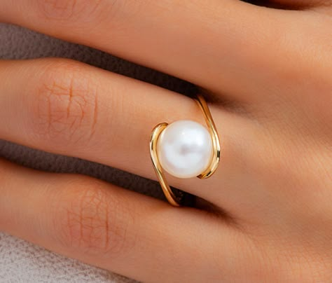 Pearl Engagement Rings, Pearl Ring Design, Aquamarine Birthstone Ring, Cuffs Diy, Wire Projects, Natural Pearl Ring, Rajputi Jewellery, White Pearl Ring, Soldered Jewelry