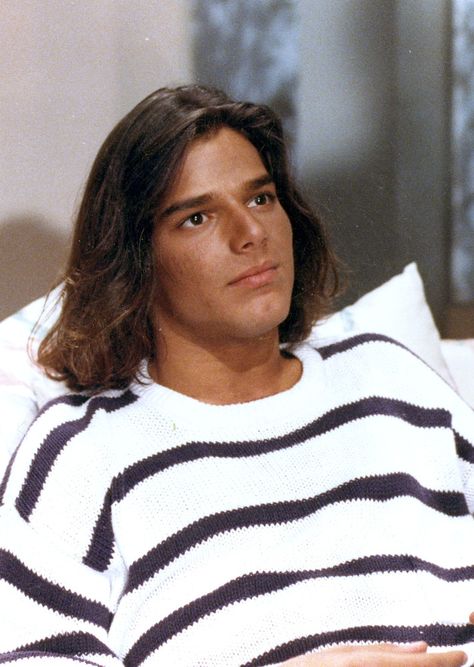 Ricky Martin in 1991 while starring in his role in the Mexican telenovela "Alcanzar una estrella II". Menudo Banda, Latin Artists, Miguel Bose, 90s Men, Porto Rico, Enrique Iglesias, Ricky Martin, Famous Men, Famous Fashion