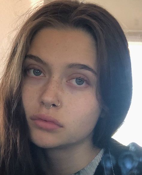 Septum Nostril, Pretty Piercings, Women With Freckles, Cute Nose Piercings, Septum Piercing Jewelry, Cute Nose, Face Piercings, Nose Piercings, Piercing Inspo