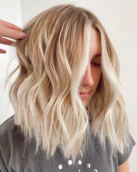 Warm Blonde Lob with White Money Pieces How To Balayage, Balayage Short Hair, Warm Blonde Hair, Gray Balayage, Balayage Short, Gray Shades, Summer Blonde Hair, Hair Adviser, Money Piece