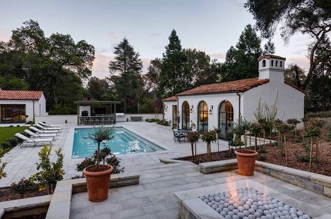 Spanish Colonial style estate in California with warm and inviting interiors Spanish Pool, Mediterranean Exterior Homes, Inviting Interiors, Mediterranean Exterior, Colonial Mansion, Spanish Modern, Aspen Leaf, Beach Bungalow, Spanish Style Home