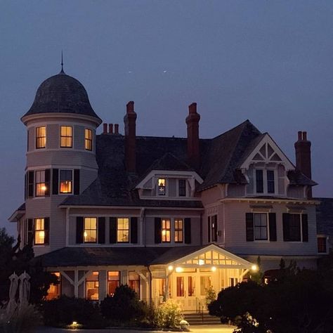 This luxurious inn sits on 40-acre peninsula bordering the ocean... Rhode Island Vacation, Castle Hill Inn, Beach House Room, Castle Hill, Tiny Cottage, Castle Hotel, Newport Rhode Island, A Castle, The Castle