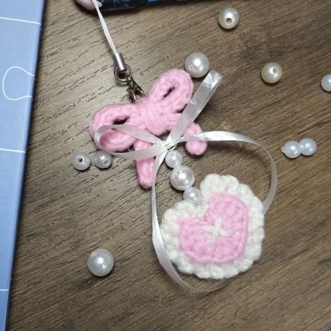 Crochet heart and bow phone charm, can also be used as bag charm 𐙚˙⋆.˚ ᡣ𐭩🧶*𐙚˙⋆.˚ ᡣ𐭩 Can be customised, you just need to DM 📩 me. . . [ Crochet projects | crochet bag charm | crochet bow | crochet heart | small business india| crocheter | handmade gift | handmade crochet charm | crochet phone charm] #crochetersofinstagram #crochetheart #crochetbow #crochetphonecharm #crochetbagcharm #easycrochet #crochetpatterns #smallbusinessindia #handmadegift #handmadecharms #handmadephonecharm #bagch... Crochet Phone Charm, Bag Charm Crochet, Crochet Bag Charm, Bow Crochet, Charm Crochet, Crochet Keychains, Crochet Bow, Crochet Bows, Bag Charms