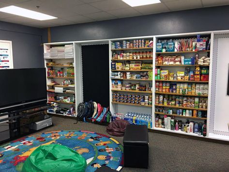 The new drop-in center at Dallas' Bryan Adams High School is part food pantry, part safe place and part escape from uncertainties at home. School Food Pantry, High School Media Center Design, Bryan Adams, School Food, Food Pantry, School District, Drop In, Safe Place, Pantry