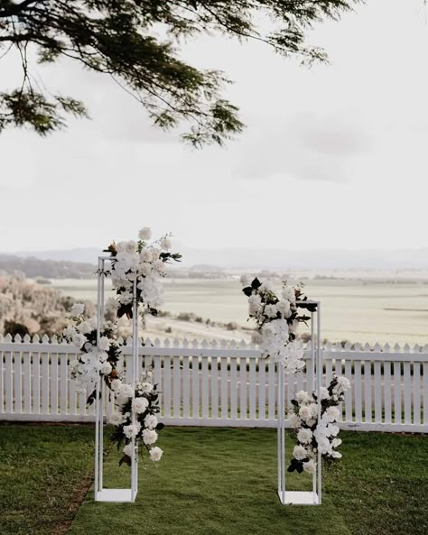 Floral Pilar Wedding, Pillar Arbour Wedding, Minimal Wedding Arbor, Modern Monochromatic Wedding, Pillar Wedding Arch, Flower Stand Wedding Ceremony, Flower Plinth Wedding, Modern Ceremony Arch, Plinth Wedding Ceremony