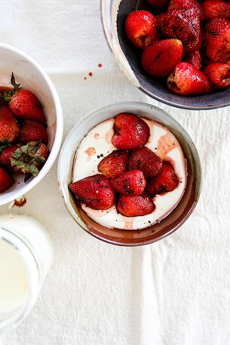 Grilled Strawberries and Cream | www.floatingkitchen.net Grilled Strawberries, Dessert For Summer, English Desserts, Bbq Desserts, Best Gluten Free Desserts, Hot Coals, Grilled Desserts, Making Whipped Cream, Grilled Fruit