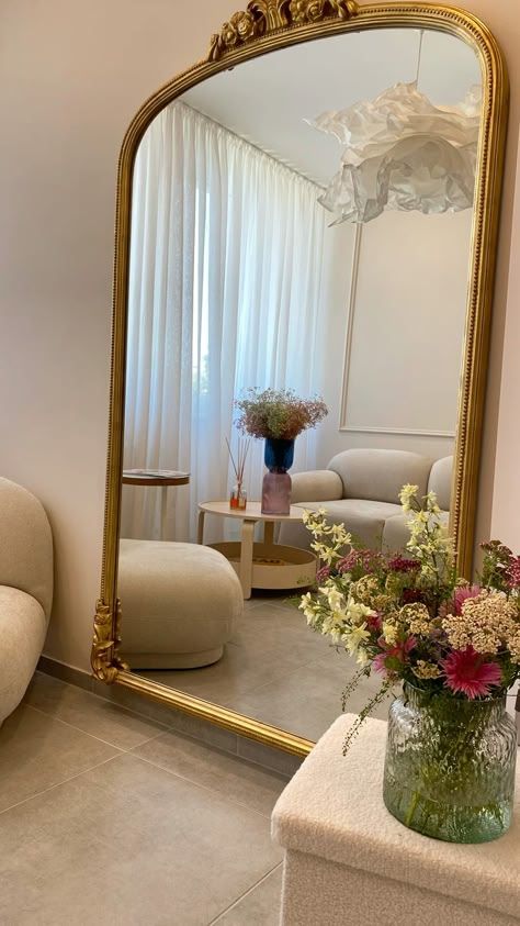 Gold Vintage Mirror Aesthetic, Decorate Around A Mirror, Big Gold Mirror, Gold Mirror Aesthetic, Italian Living Room Decor, Vintage Mirror Aesthetic, Gold Mirror Living Room, Amazing Mirrors, Mirror Styling