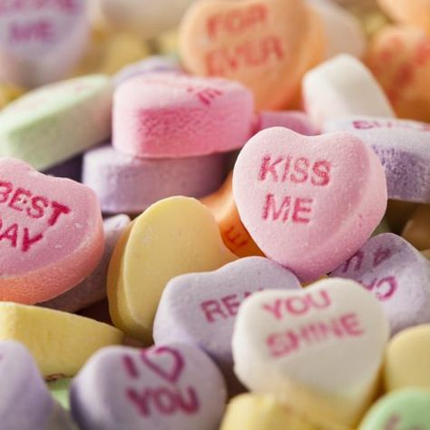 Candy Bar Sayings, List Of Candy, Sweetheart Candy, Cheesy Valentine, Candy Quotes, Valentine Candy Hearts, Valentine's Day Games, Conversation Hearts, Candy Hearts