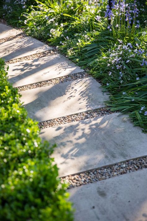 Large Backyard Landscaping, Walkway Landscaping, Side Yard Landscaping, Pathway Landscaping, Stone Walkway, Garden Walkway, Stone Path, Diy Backyard Landscaping, Garden Path