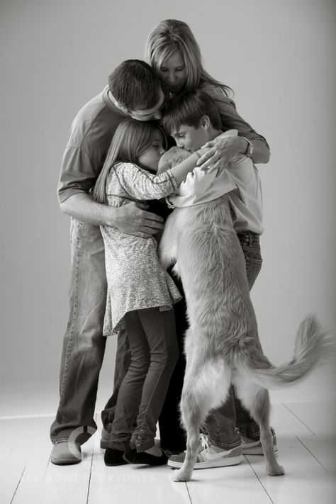 Dog Family Pictures, Family Dog Photos, Family Pet Photography, Dog Family Portraits, Pet Photography Studio, Shooting Studio, Baby Fotografie, Family Portrait Poses, Photos With Dog