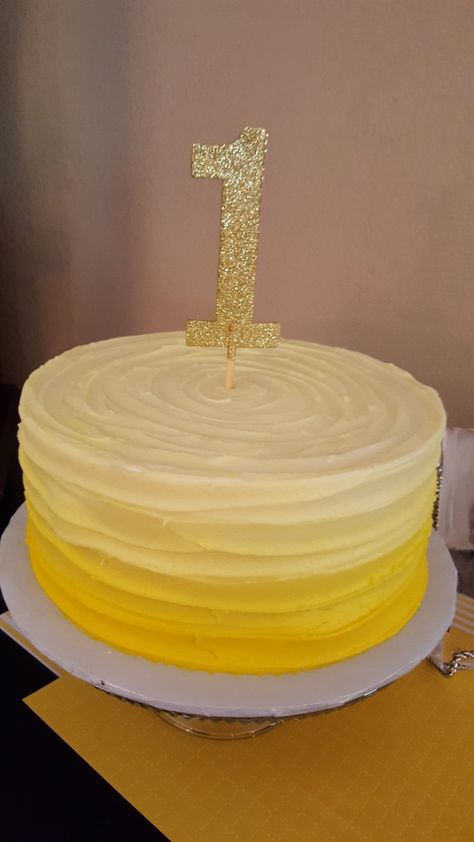 First birthday cake. Yellow. Ombre. 1st. You are my sunshine. Birthday Cake Yellow, Sunshine Birthday Cakes, Yellow Birthday Parties, Sun Cake, Cake Yellow, Sunshine First Birthday, Sunshine Birthday Parties, Sunshine Cake, Sunshine Baby Showers