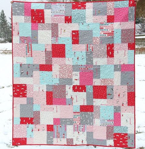 i have a layer cake of Little Apples that's destined to turn into this quilt! - I did it!  This is our official picnic blanket! One Layer Cake, Layer Cake Patterns, Zimmer Diy, Cluck Cluck Sew, Cake Quilt, Layer Cake Quilts, Easy Bake, Quilt Sewing Patterns, Easy Quilt Patterns