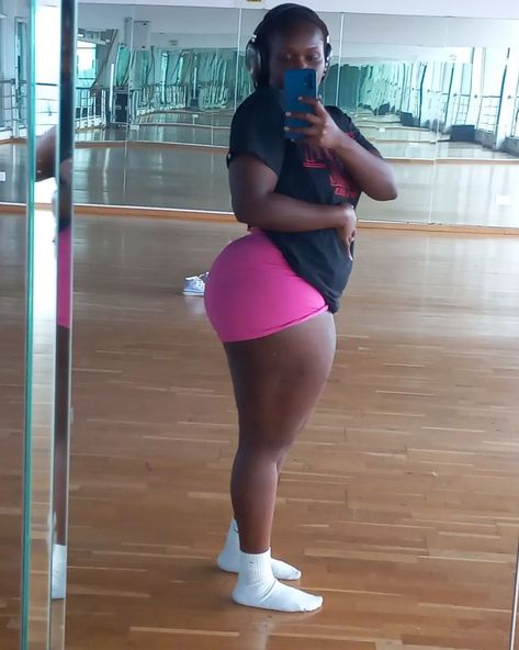 When it's built, not bought 🤌🏾🤎 Serving legs errday! #legday #womenmotivation #gym #gymselfies #thunderthighs #thicc #rejectfinancebill2024 Massive Glutes Workout, 6 Week Glute Transformation, Bulgarian Squats Glutes, 4 Week Glute Transformation, 2 Month Glute Transformation, Built Not Bought, Women Motivation, Legs Day, Gym