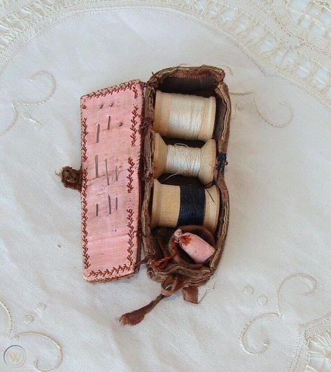 Antique Needle Roll, Sewing Kit Aesthetic, Housewife Sewing Kit, Sewing Kit Organizer, Largesse Ideas, Antique Sewing Kit, Pirate Ghost, Small Sewing Kit, Leather Sewing Kit