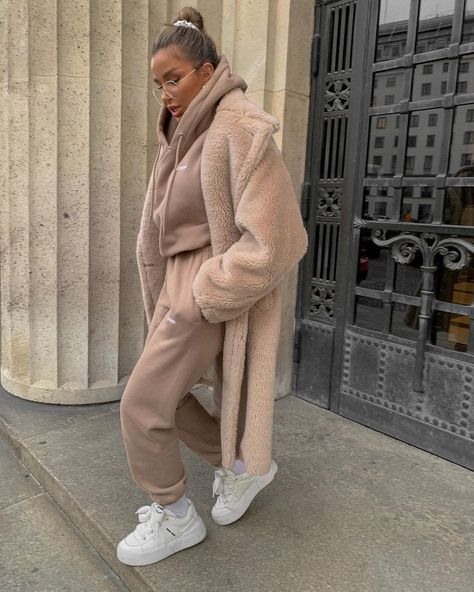 E S pe Instagram: „this fit is like it looks - pretty cosy& I love it.” Beige Teddy Coat Outfit, Blazer Smart Casual, Model Mouth, Beige Coat Outfit, Tracksuit Outfit Women, Casual Women Outfits, Teddy Coat Outfit, Fashion Trench Coat, Trench Coat Fashion