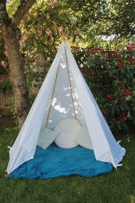 5 minute teepee.  Just need 6 bamboo poles, a king sized sheet and some clothes pins Backyard Teepee, Teepee Diy, Outdoor Forts, Backyard Fort, Diy Teepee, Backyard Tent, Kids Forts, Tee Pee, Diy Playground