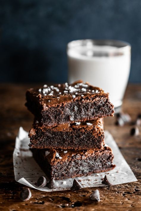 salted brownies Salted Brownies, Brownies Decorados, Food Photography Cake, Brownies Cheesecake, Dinner Sandwich, Food Photography Dessert, Baking Photography, Brownie Toppings, Bread Food