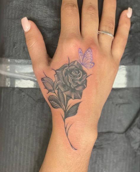 Hand Tattoos Rose, Rose Hand Tattoos, Butterfly Hand Tattoo, Cute Tattoos On Wrist, Tattoos Rose, Black And Grey Rose, Rose Hand Tattoo, Rose Tattoos For Women, Girl Arm Tattoos