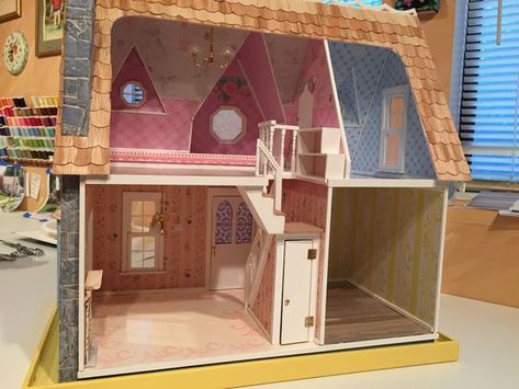 Dollhouse Interior Ideas, Dollhouse Stairs, Orchid Dollhouse, Dollhouse Interior, Barbie Houses, Miniature Dollhouses, Miniature Building, Gothic Dollhouse, Orchid House