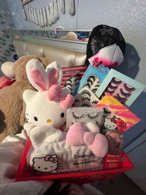 Images Hello Kitty, Hello Kitty Gifts, Birthday Basket, Hello Kitty Aesthetic, Diy Birthday Gifts For Friends, Cute Couple Gifts, Gift Inspo, Dream Gift, Kitty Plush