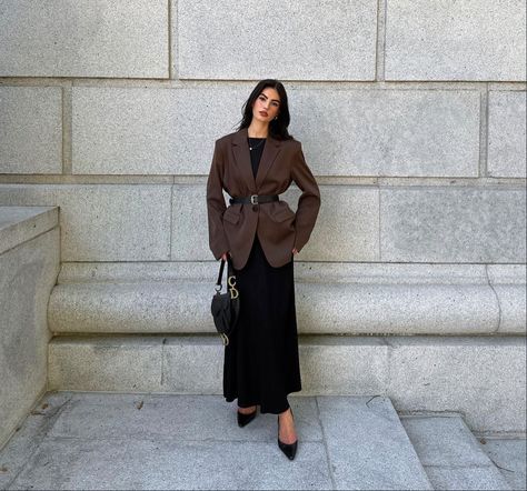 @andrianaxpekun Black Blazer Brown Pants, Brown Blazer Outfits For Women, Wag Fashion, Feminine Work Outfit, Brown Blazer Outfit, Blazer Styling, Blazer With Dress, Blazer Outfits For Women, Classy Fits