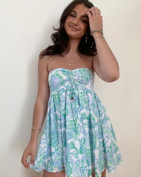 run don’t walk!! we have limited stock available of the lena strapless mini dress in the blue and green paisley print! 👗🤍🧚 Boho Pink, Fancy Nancy, Vacation Looks, Green Paisley, Dot Fabric, Summer Fits, Dotted Fabric, Dress Boho, Strapless Mini Dress