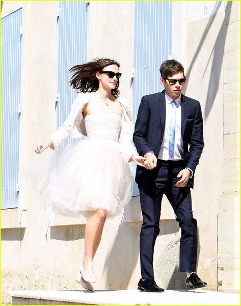 Keira Knightley: Wedding Photo with James Righton! - What a great wedding look! Keira Knightley Wedding Dress, Keira Knightley Wedding, Chanel Wedding Dress, James Righton, Chanel Wedding, Actress Wedding, Norman Hartnell, Celebrity Wedding Photos, Celebrity Bride