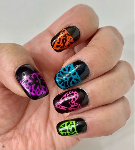 Papel Picado Nails, Mexican Traditions, Gelish Nails, Nice Nails, Halloween Porch Decorations, Día De Muertos, Halloween Porch, Acrylic Designs, Halloween Looks