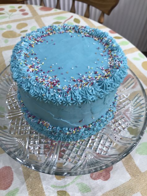 Confetti cake  #HOMEMADE Blue Confetti Cake, Mess It Up Cake, Up Cake, Cake Homemade, Blue Confetti, Confetti Cake, Blue Food, Cake Flavors, Confetti