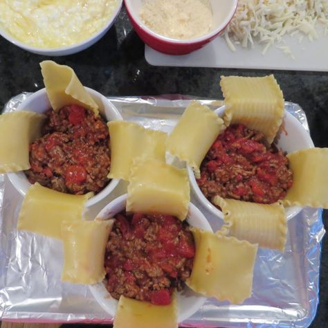 Individual Lasagna Squares, Individual Lasagna Recipes, Mess Free Lasagna Bites, Lasagna Bites Recipe, Lasagne Bites, Individual Lasagna, Lasagna Bites, Fast And Easy Dinner, Lasagna Cups