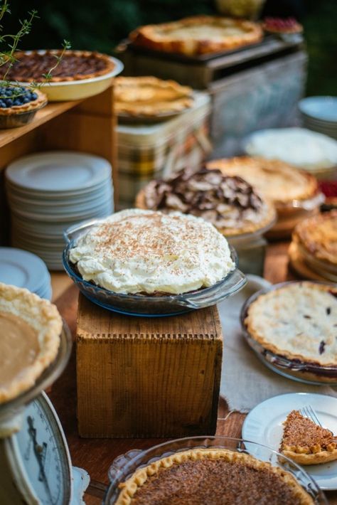 How to host an outdoor pie social || Simple Bites #gatherings #entertaining #pie Fall Wedding Food, Pie Social, Autumn Wedding Food, Cake Alternatives, Wedding Food Stations, Wedding Pie, Pie Party, Wedding Cake Alternatives, Pie Shop